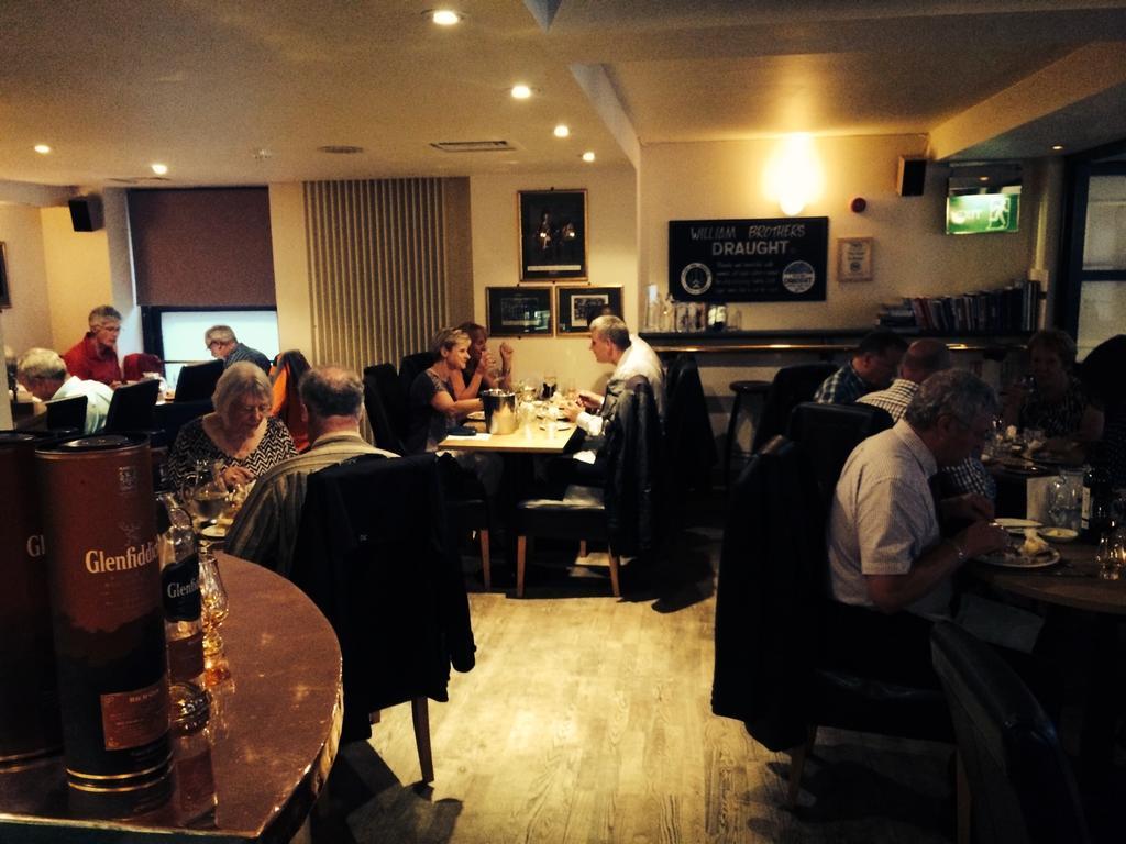 The Pipers' Tryst Hotel Glasgow Bagian luar foto