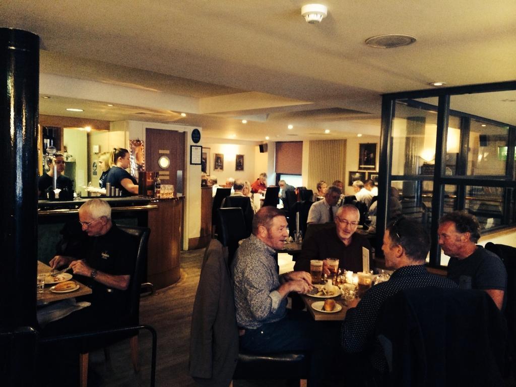 The Pipers' Tryst Hotel Glasgow Bagian luar foto